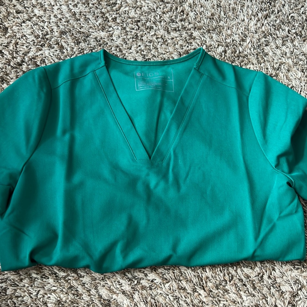 Women’s figs scrub top